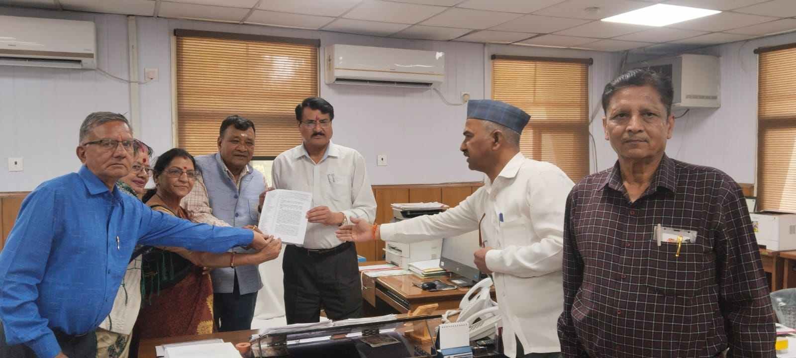 डीएम सविन बंसल के स्थानांतरण का विरोध, संयुक्त नागरिक संगठन ने सौंपा ज्ञापन