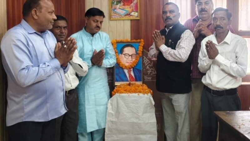 देहरादून में राष्ट्रीय सफाई कर्मचारी यूनियन ने बाबा साहेब को दी श्रद्धांजलि, आदर्शों पर चलने का लिया संकल्प