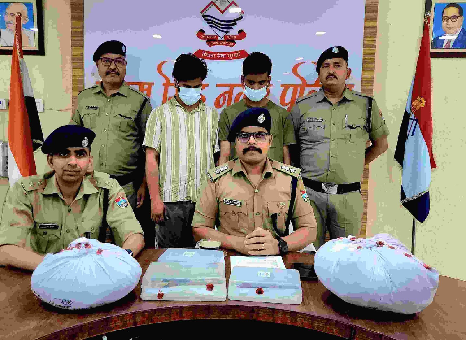 ऑपरेशन प्रहार में बड़ी सफलता: 3 तमंचे व 2.6 किलो गांजे के साथ दो तस्कर गिरफ्तार