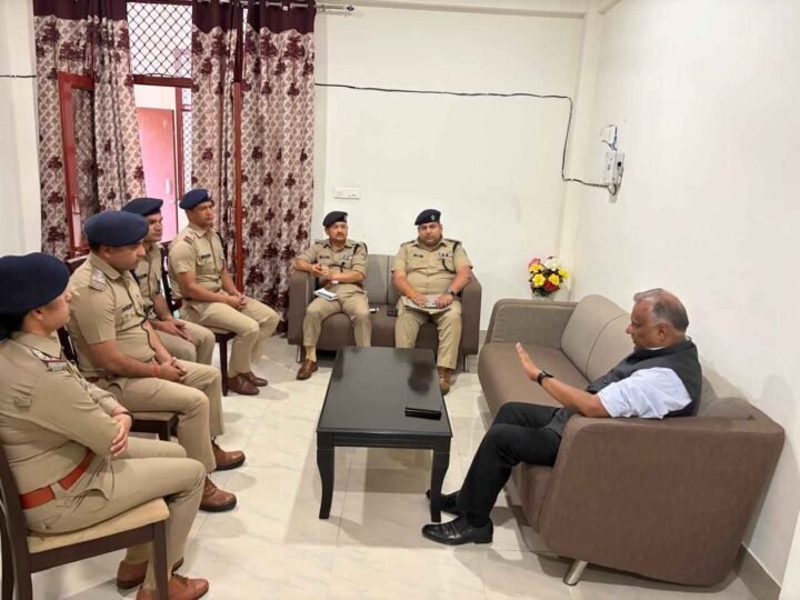 चारधाम यात्रा को लेकर श्रीनगर में ADG प्रशासन ए.पी. अंशुमान ने की समीक्षा, सुरक्षा व व्यवस्थाओं को लेकर दिए सख्त निर्देश