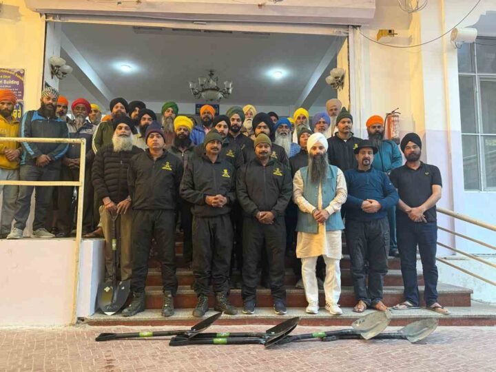 हेमकुंट साहिब यात्रा की तैयारी शुरू, सेना व सेवादारों ने बर्फ हटाने का अभियान किया शुरू