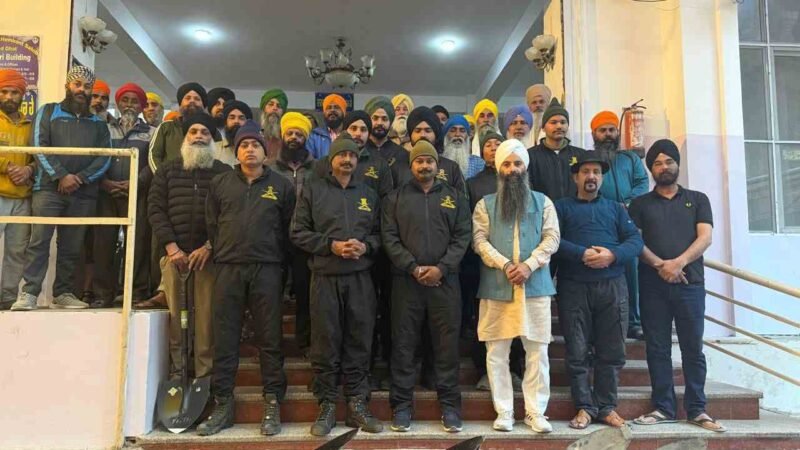 हेमकुंट साहिब यात्रा की तैयारी शुरू, सेना व सेवादारों ने बर्फ हटाने का अभियान किया शुरू