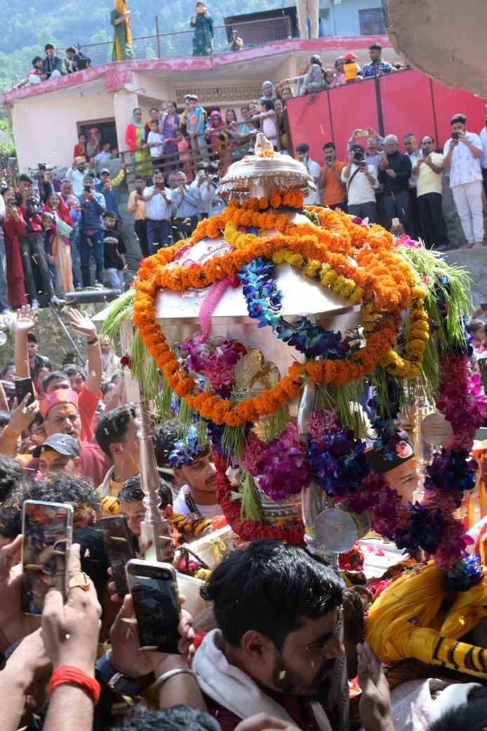 बाबा केदार की पंचमुखी उत्सव डोली रवाना, 22 अप्रैल को खुलेंगे केदारनाथ धाम के कपाट