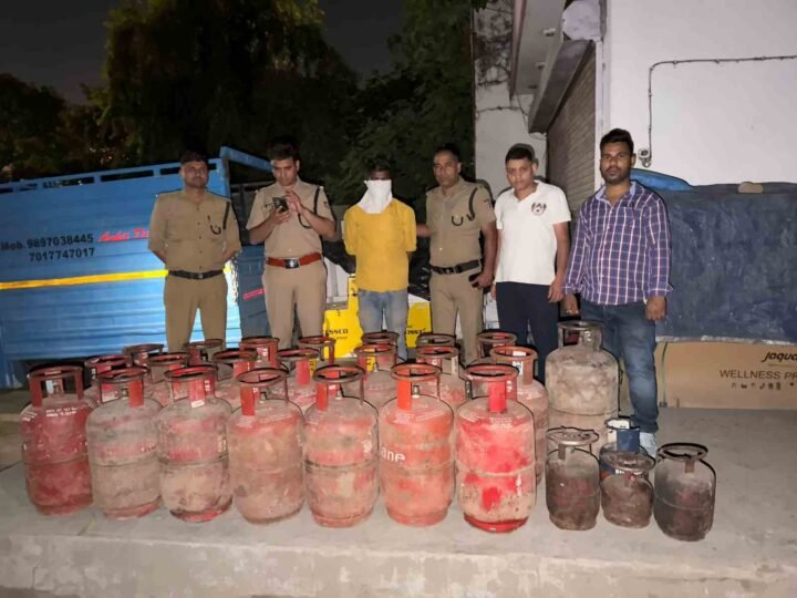 देहरादून में अवैध गैस कारोबार पर बड़ी कार्रवाई: 327 सिलेंडर लदा वाहन जब्त, मुकदमा दर्ज