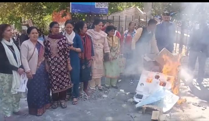 कांग्रेस की तुष्टिकरण से खफा होने से भाजपा कार्यकर्ताओं ने फूंका कांग्रेस का पुतला