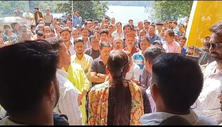 भीमताल में आरोपी की गिरफ्तारी को लेकर उग्र प्रदर्शन, थाने का घेराव कर दी चेतावनी