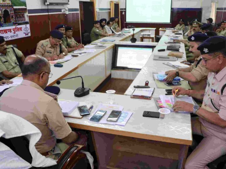 चारधाम को लेकर एसपी चमोली ने की समीक्षा,उपनिरीक्षक सतेन्द्र बुटोला व मानवेन्द्र गुसाईं बने “पुलिस मैन ऑफ द मंथ”