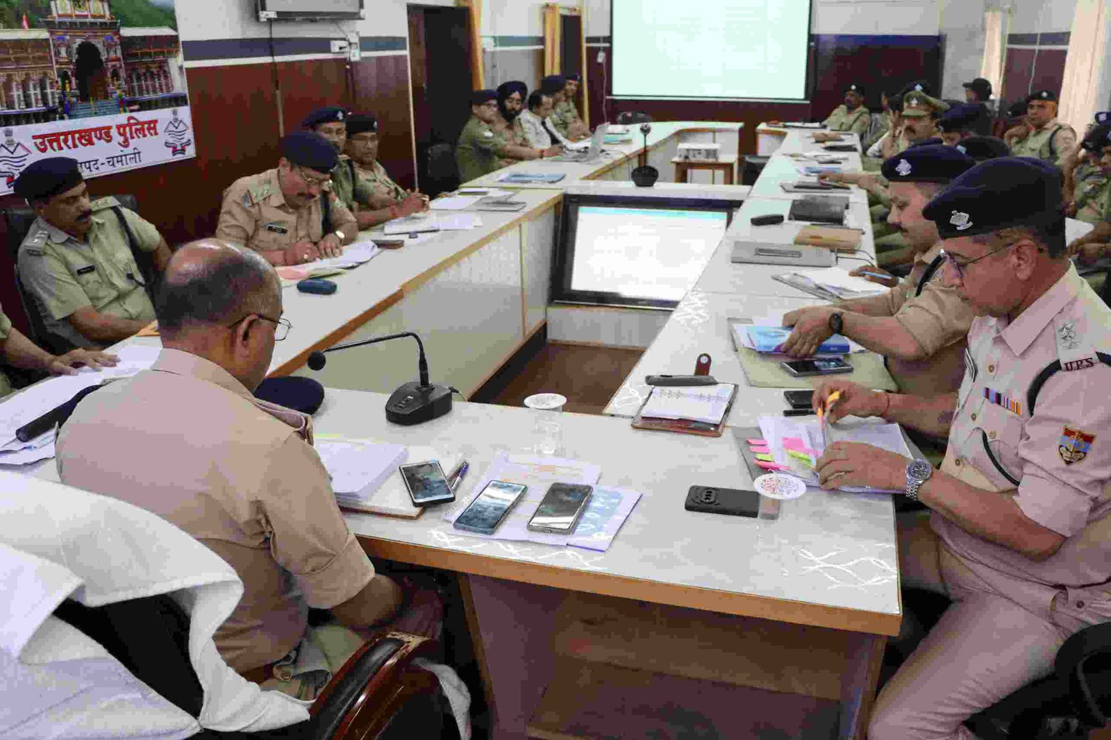 चारधाम को लेकर एसपी चमोली ने की समीक्षा,उपनिरीक्षक सतेन्द्र बुटोला व मानवेन्द्र गुसाईं बने “पुलिस मैन ऑफ द मंथ”