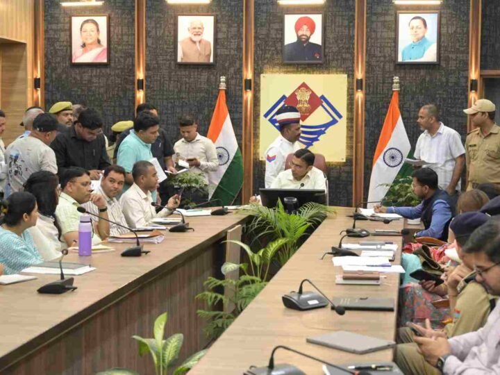 डीएम जनदर्शन: 239 शिकायतों का मौके पर समाधान, जरूरतमंदों को राहत और बेटियों की शिक्षा को नई दिशा