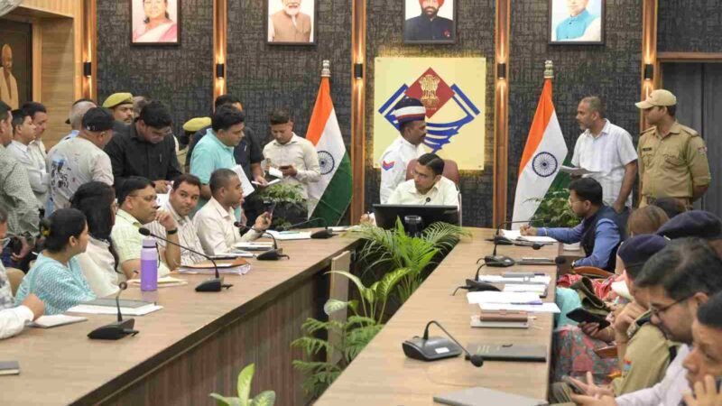 डीएम जनदर्शन: 239 शिकायतों का मौके पर समाधान, जरूरतमंदों को राहत और बेटियों की शिक्षा को नई दिशा