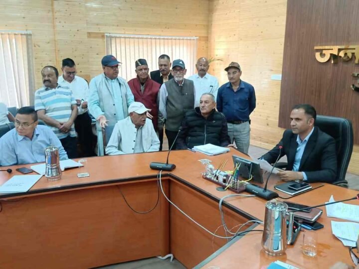 पिथौरागढ़ जनसुनवाई: पेयजल, सड़क व विस्थापन मुद्दों पर सख्त निर्देश, विधायक ने टैंकर व लिफ्ट का मामला उठाया