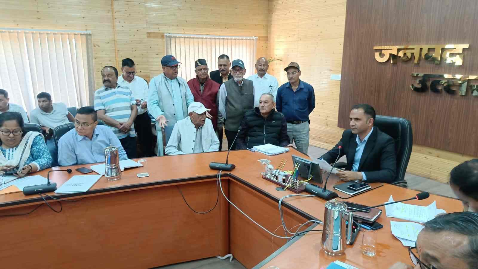 पिथौरागढ़ जनसुनवाई: पेयजल, सड़क व विस्थापन मुद्दों पर सख्त निर्देश, विधायक ने टैंकर व लिफ्ट का मामला उठाया