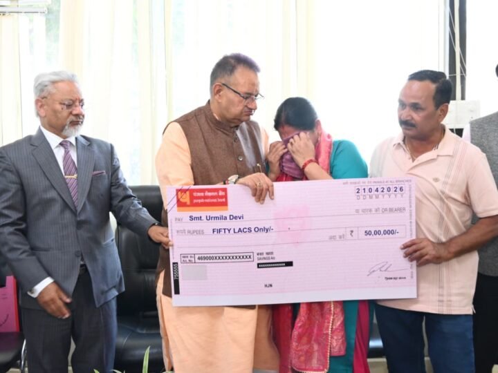 सैनिक कल्याण मंत्री ने सौंपा उपनल कर्मचारी के परिजनों को ₹50 लाख का बीमा चेक