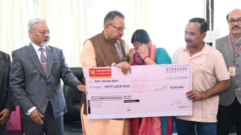 सैनिक कल्याण मंत्री ने सौंपा उपनल कर्मचारी के परिजनों को ₹50 लाख का बीमा चेक