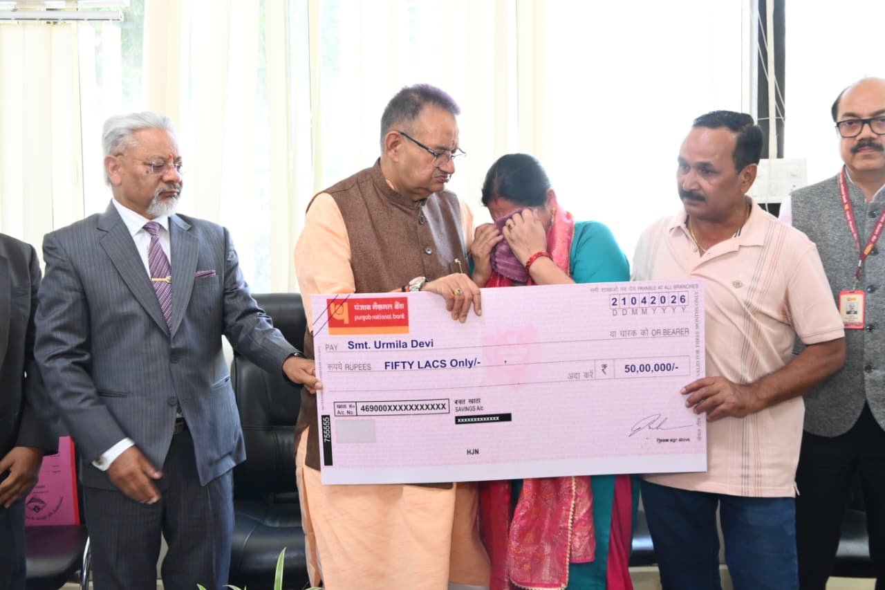 सैनिक कल्याण मंत्री ने सौंपा उपनल कर्मचारी के परिजनों को ₹50 लाख का बीमा चेक