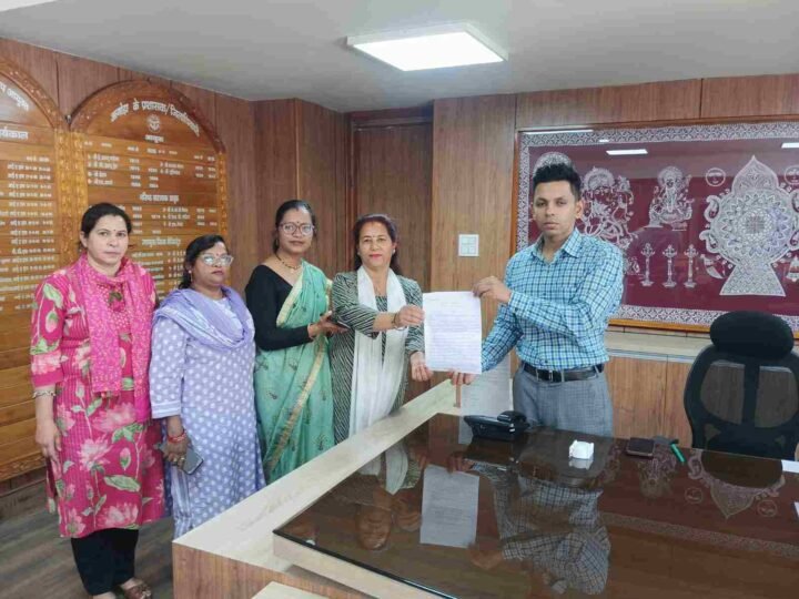 अल्मोड़ा में आशा फैसिलेटरों का प्रदर्शन, मांगों को लेकर सीएम के नाम ज्ञापन सौंपा