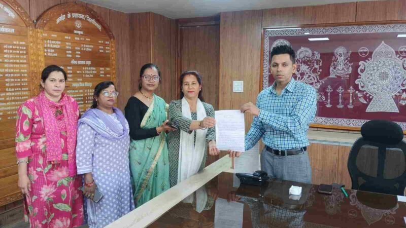 अल्मोड़ा में आशा फैसिलेटरों का प्रदर्शन, मांगों को लेकर सीएम के नाम ज्ञापन सौंपा