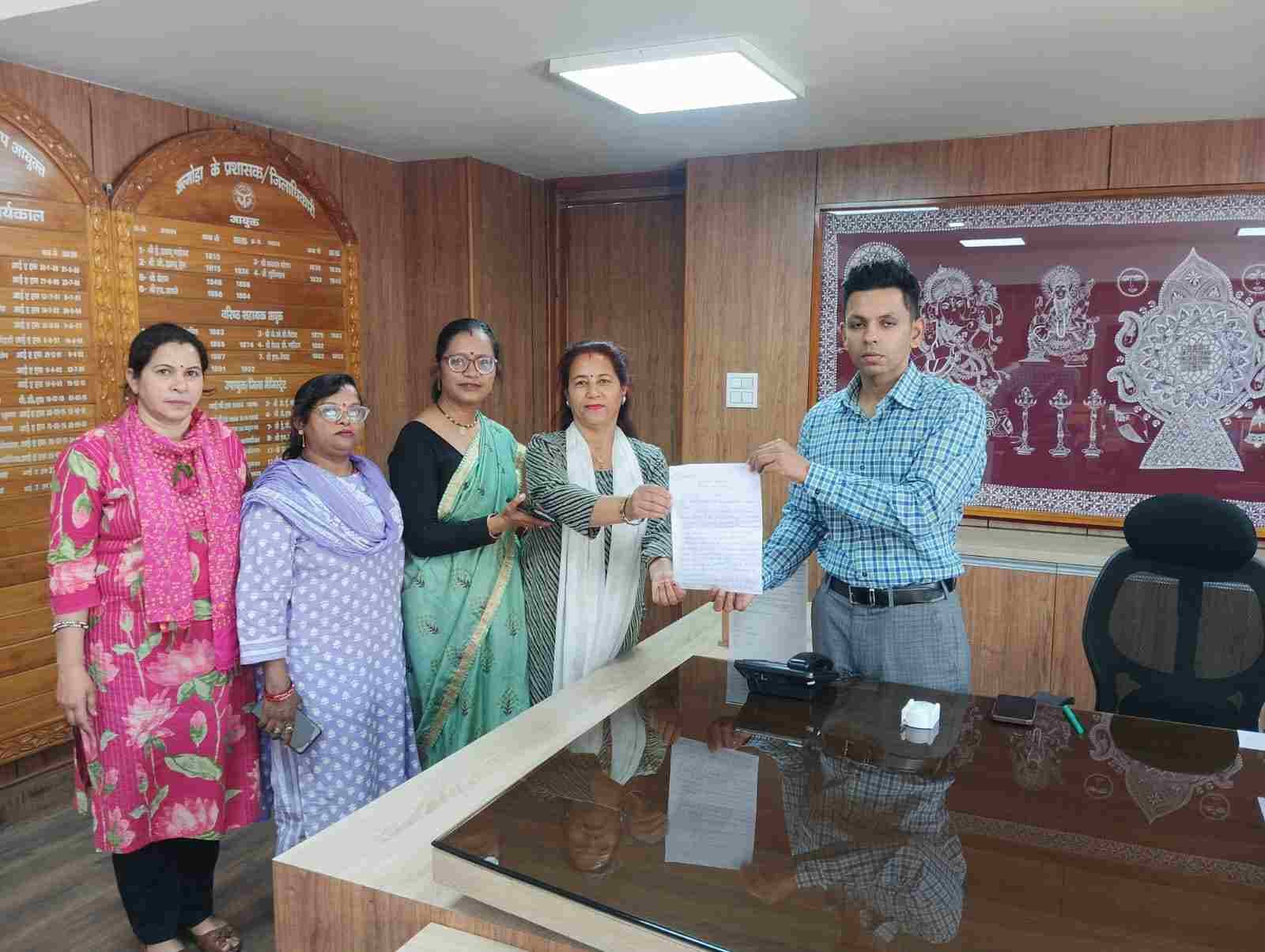 अल्मोड़ा में आशा फैसिलेटरों का प्रदर्शन, मांगों को लेकर सीएम के नाम ज्ञापन सौंपा