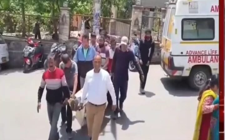 आग बुझाने के दौरान दैनिक वन कर्मी आनंद राम गिरा खाई से अस्पताल ले जाने तक हो गई मौत