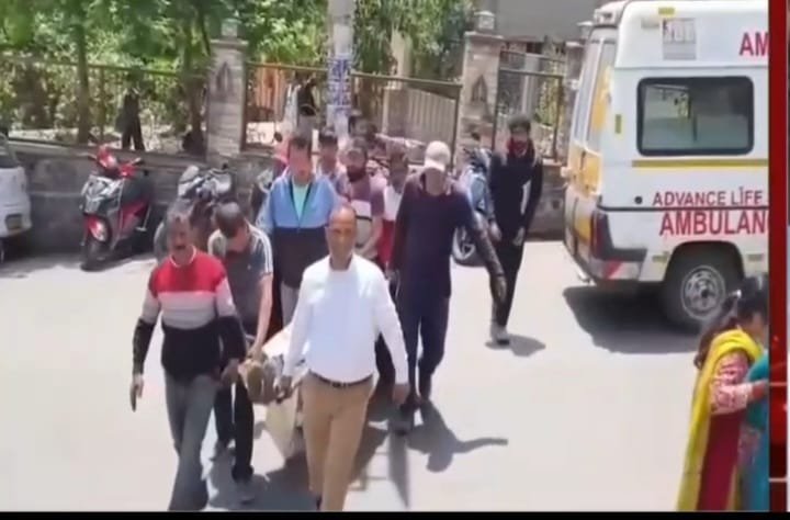 आग बुझाने के दौरान दैनिक वन कर्मी आनंद राम गिरा खाई से अस्पताल ले जाने तक हो गई मौत