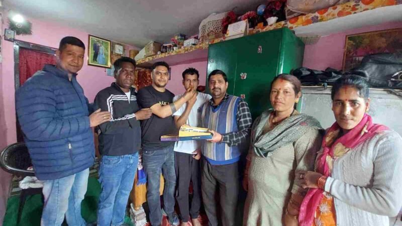 किचन ढाबा में कार्य करने वाले के बेटे सुमित ने इंटरमीडिएट में 25 वां स्थान प्राप्त कर नैनीताल के साथ भारतीय शहीद सैनिक स्कूल का नाम किया रोशन