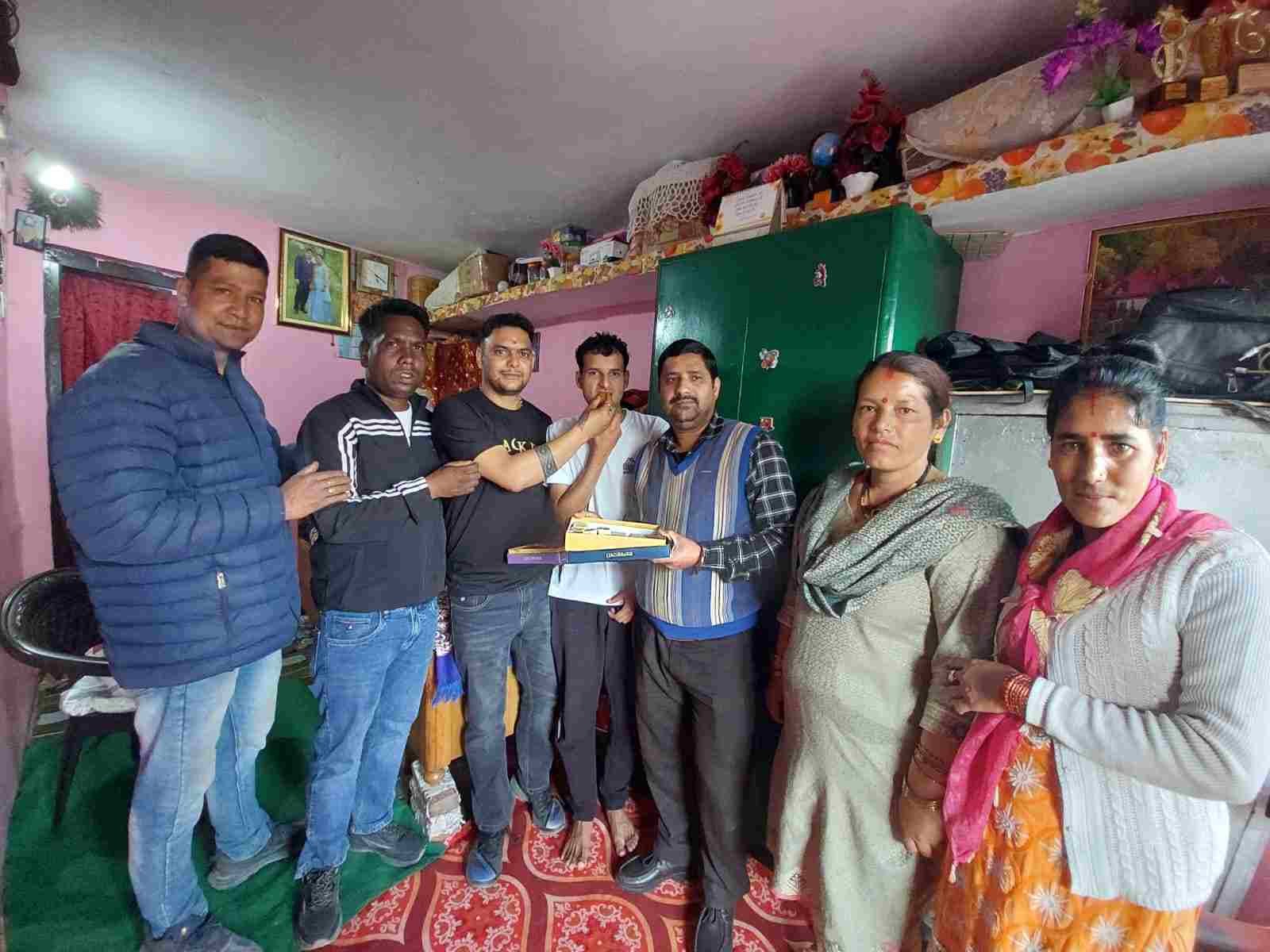 किचन ढाबा में कार्य करने वाले के बेटे सुमित ने इंटरमीडिएट में 25 वां स्थान प्राप्त कर नैनीताल के साथ भारतीय शहीद सैनिक स्कूल का नाम किया रोशन