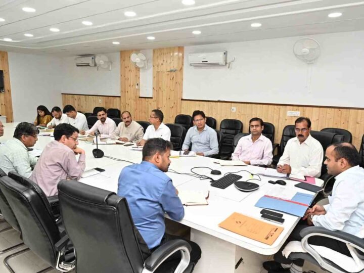 डिजिटल क्रॉप सर्वे में लापरवाही पर डीएम सख्त, एक सप्ताह में लक्ष्य पूरा करने के निर्देश