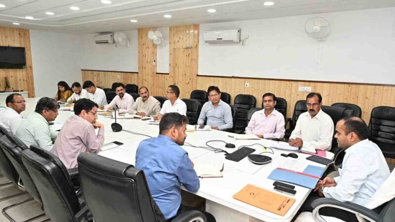 डिजिटल क्रॉप सर्वे में लापरवाही पर डीएम सख्त, एक सप्ताह में लक्ष्य पूरा करने के निर्देश