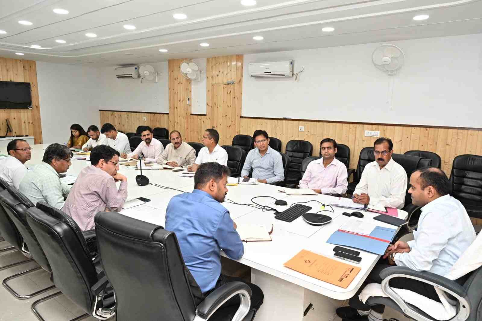 डिजिटल क्रॉप सर्वे में लापरवाही पर डीएम सख्त, एक सप्ताह में लक्ष्य पूरा करने के निर्देश