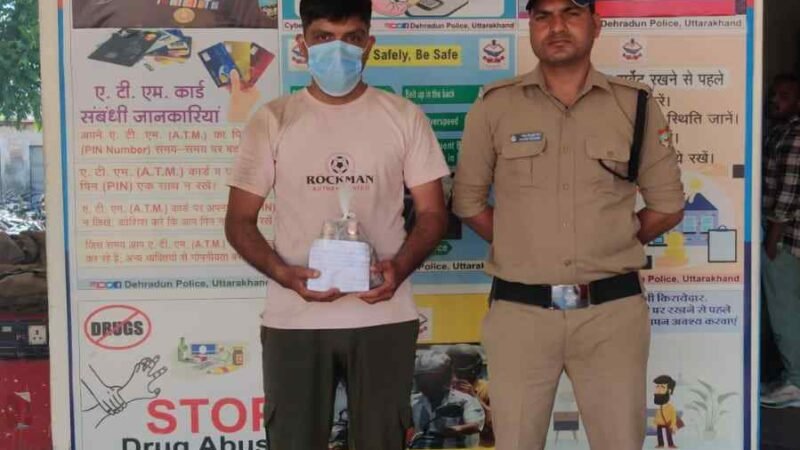 दून पुलिस का नशा तस्करों पर शिकंजा, 3 आरोपी गिरफ्तार, लाखों की स्मैक व शराब बरामद