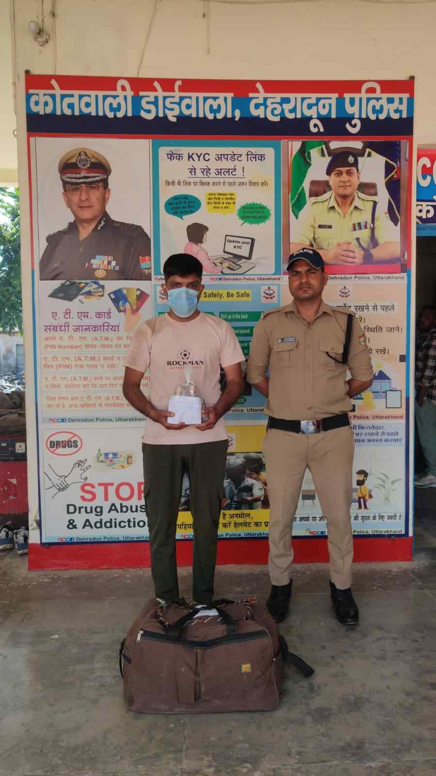 दून पुलिस का नशा तस्करों पर शिकंजा, 3 आरोपी गिरफ्तार, लाखों की स्मैक व शराब बरामद