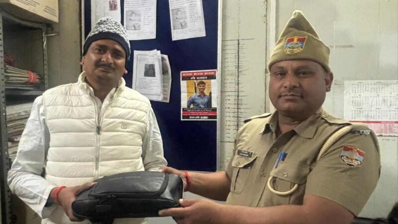 रुद्रप्रयाग पुलिस की ईमानदारी, केदारनाथ यात्री का ₹30 हजार व दस्तावेजों से भरा बैग लौटाया