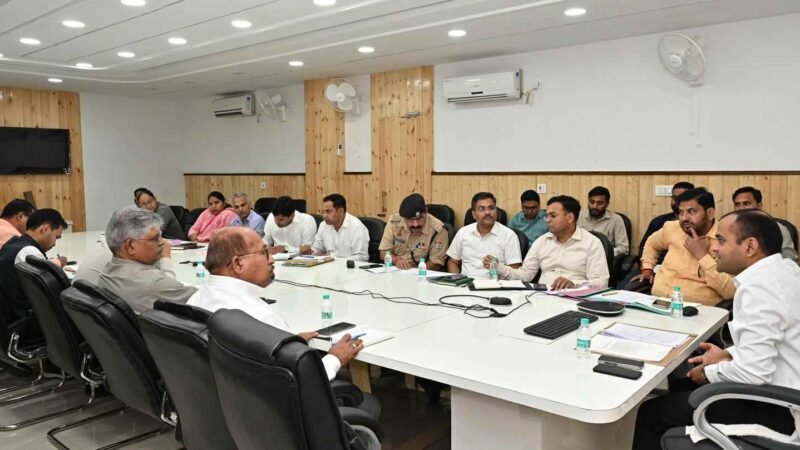 गंगा में गंदा पानी और कूड़ा डालने पर सख्ती — जिलाधिकारी मयूर दीक्षित ने दिए कड़े निर्देश