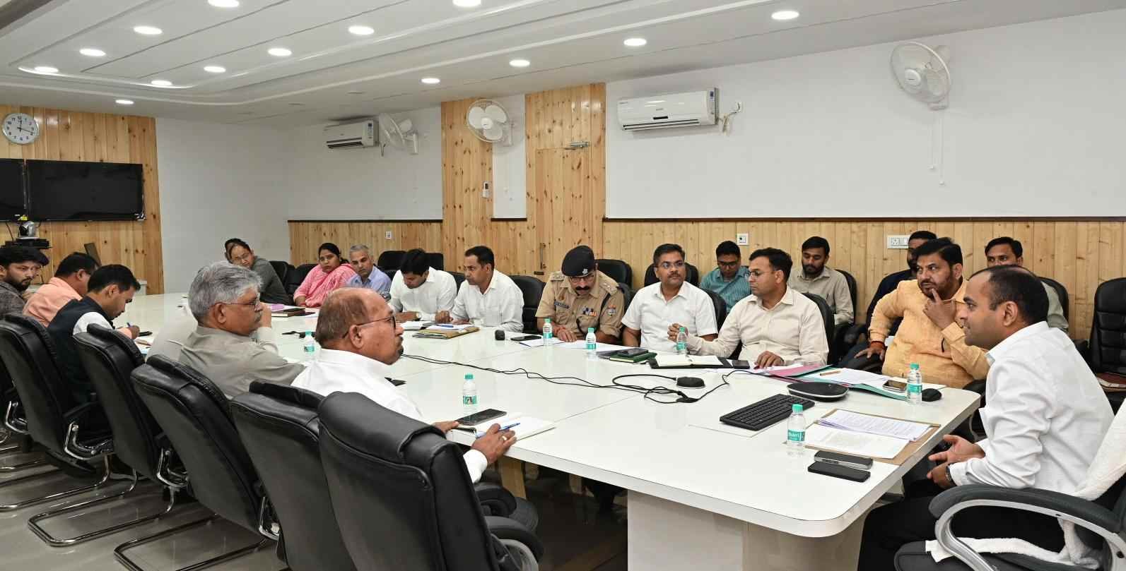 गंगा में गंदा पानी और कूड़ा डालने पर सख्ती — जिलाधिकारी मयूर दीक्षित ने दिए कड़े निर्देश