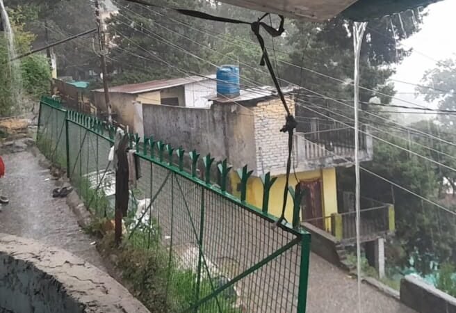 तेज हवाओं के साथ हुई मूसलाधार बारिश