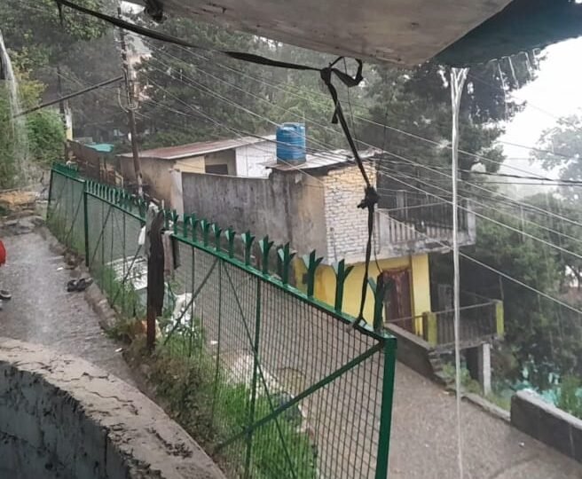 तेज हवाओं के साथ हुई मूसलाधार बारिश