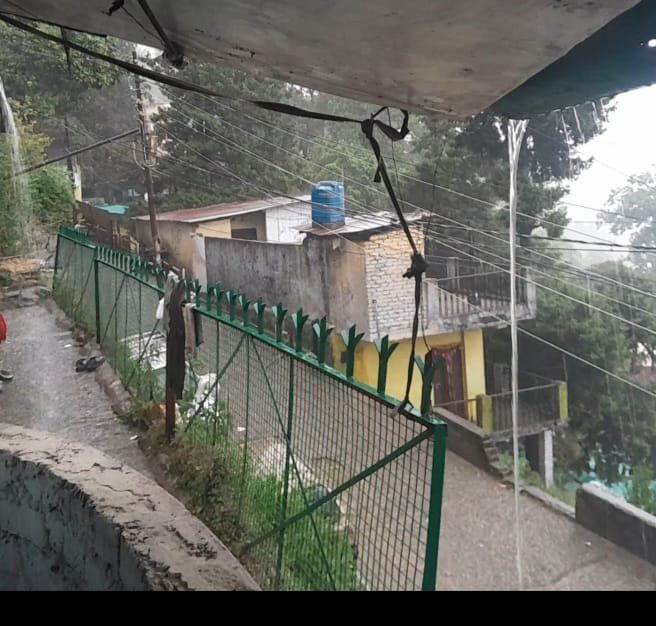 तेज हवाओं के साथ हुई मूसलाधार बारिश