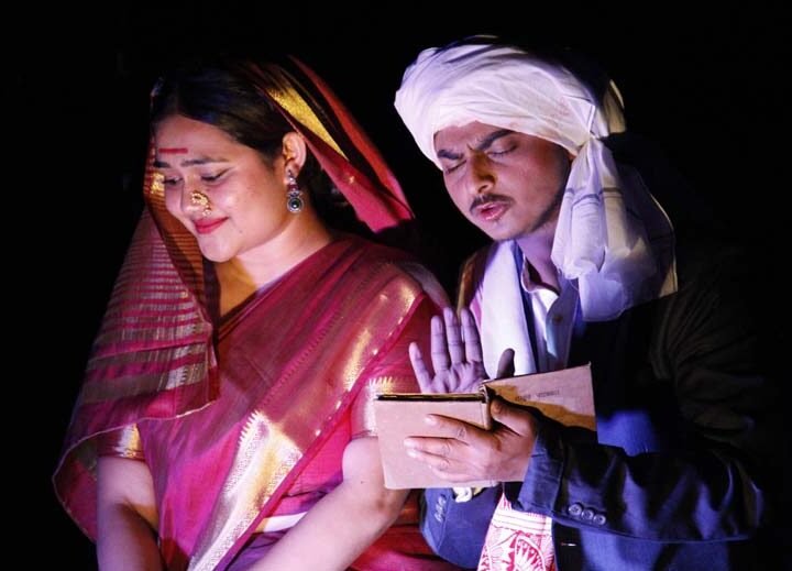 विश्व रंगमंच दिवस पर दून विश्वविद्यालय में ‘सावित्रीबाई फुले’ नाटक का प्रभावशाली मंचन