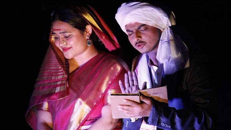 विश्व रंगमंच दिवस पर दून विश्वविद्यालय में ‘सावित्रीबाई फुले’ नाटक का प्रभावशाली मंचन