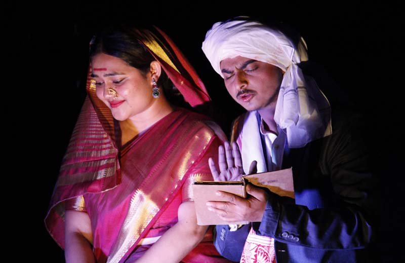 विश्व रंगमंच दिवस पर दून विश्वविद्यालय में ‘सावित्रीबाई फुले’ नाटक का प्रभावशाली मंचन