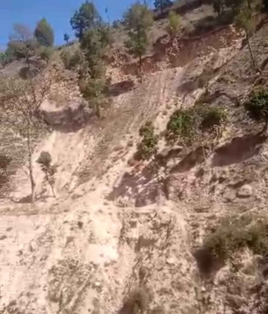 अल्मोड़ा में काफलिगैर–कनारीछीना लिंक सड़क बदहाल, हादसे का खतरा बढ़ा