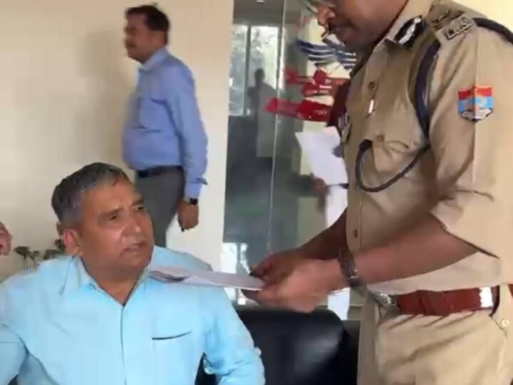 कार्यालय के बाहर आकर आईजी गढ़वाल ने रिटायर्ड कर्नल से की मुलाकात,सुनी समस्या, दिए त्वरित कार्रवाई के निर्देश