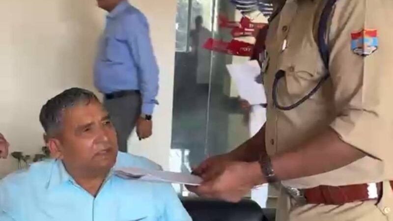 कार्यालय के बाहर आकर आईजी गढ़वाल ने रिटायर्ड कर्नल से की मुलाकात,सुनी समस्या, दिए त्वरित कार्रवाई के निर्देश