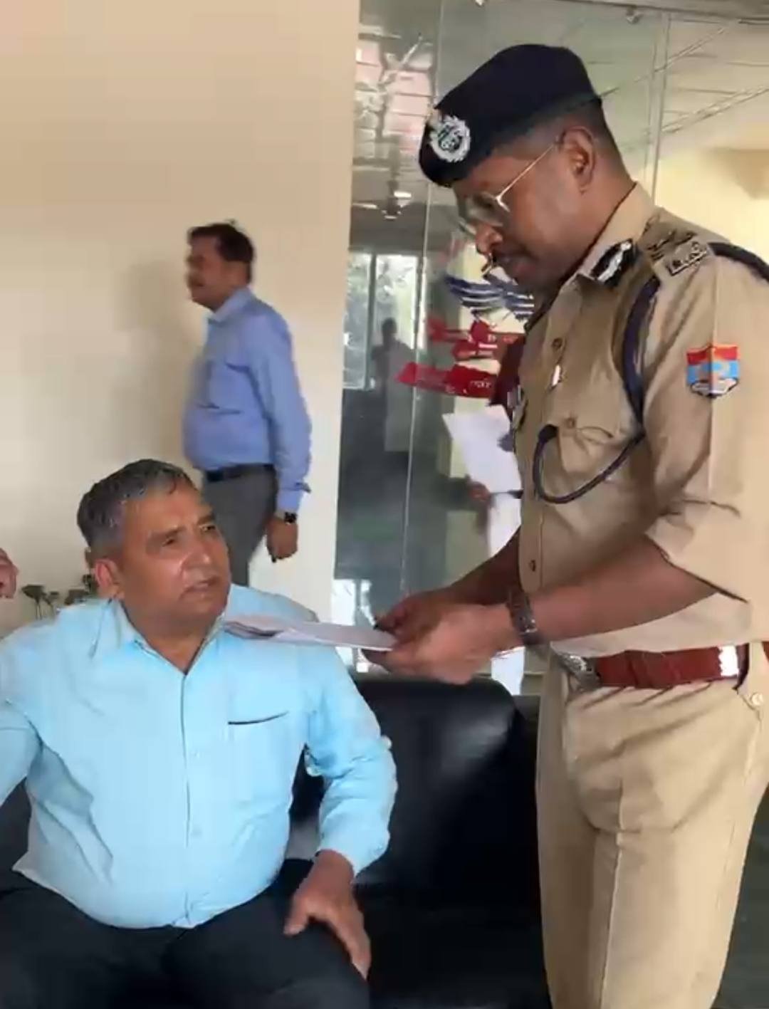 कार्यालय के बाहर आकर आईजी गढ़वाल ने रिटायर्ड कर्नल से की मुलाकात,सुनी समस्या, दिए त्वरित कार्रवाई के निर्देश