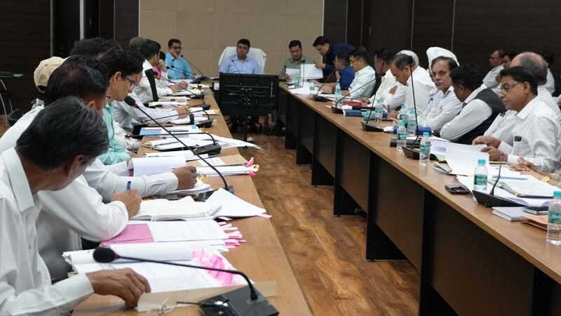 रुद्रपुर में डीएम की सख्ती: लंबित वादों के शीघ्र निस्तारण और राजस्व वसूली के कड़े निर्देश