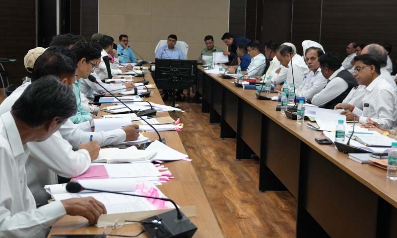 रुद्रपुर में डीएम की सख्ती: लंबित वादों के शीघ्र निस्तारण और राजस्व वसूली के कड़े निर्देश