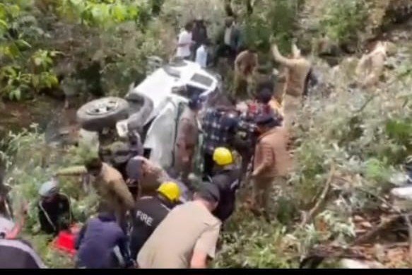 पर्यटक वाहन गिरा खाई में एक की मौत दो घायल