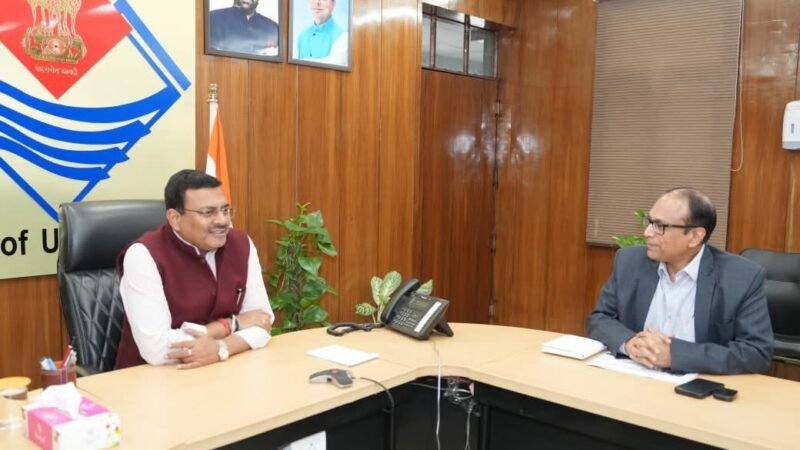 मुख्य सचिव आनन्द बर्द्धन ने शिक्षा विभाग की समीक्षा की, स्कूलों में बुक बैंक और डिजिटल लाइब्रेरी बनाने के निर्देश