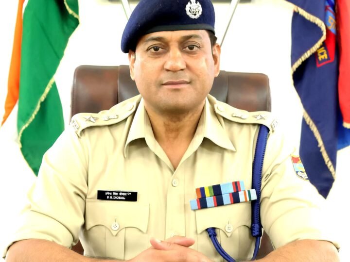 विक्रम शर्मा हत्याकांड में दून पुलिस का बड़ा एक्शन, एक लाख के इनामी आरोपी के घर की कुर्की