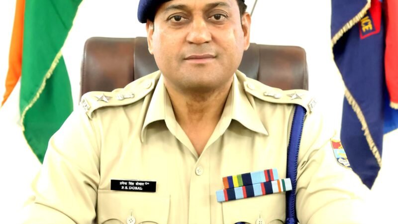 विक्रम शर्मा हत्याकांड में दून पुलिस का बड़ा एक्शन, एक लाख के इनामी आरोपी के घर की कुर्की